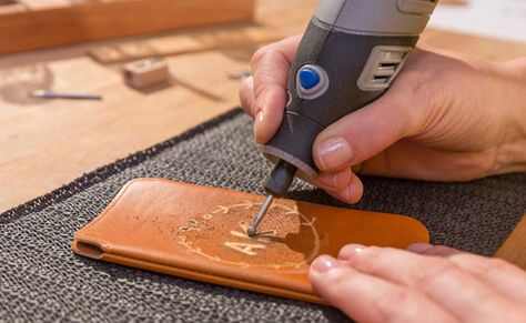 How To Emboss Leather, Classy Diy Gifts, Dremel Engraver, Metal Engraving Tools, Dremel Tool Projects, Diy Leather Projects, Leather Engraving, Dremel Wood Carving, Leather Diy Crafts