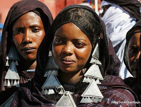 Moorish Spain, Indigo Clothing, Tuareg Jewelry, African People, African Countries, African Hairstyles, People Of The World, African Beauty, Ethnic Jewelry