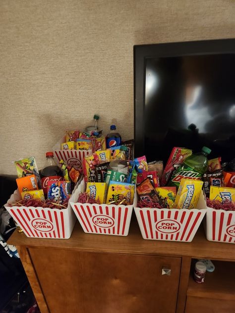 Movie Snack Tray Ideas, Movie Snack Box Ideas, Movie Night Snack Set Up, Movie Night Set Up Ideas, Movie Night Snack Tray Ideas, Movie Night Set Up Bedroom, Sleepover Ideas Snacks, Hot Tub Movie Night, Movie Night Birthday Party Indoor