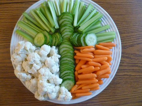 Baptism Food, Easter Vegetables, Fruit Tray Ideas, Decoration Communion, Easter Appetizers, Easter Snacks, Vegetable Platter, Tray Ideas, Veggie Tray