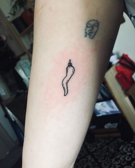 Italian horn for @nat0oo00 . . . #tattoo #tattoos #italianhorn #tinytattoo #smalltattoo #cornicello #protectioncharm #tinyhorn #tttism #ignorantstyletattoo #qttr Small Tattoos Italian, Cornicello Tattoo, Chili Tattoo, Latin Tattoo, Grace Tattoos, Ignorant Style Tattoo, Italian Tattoos, American Traditional Tattoo Ideas, Traditional Tattoo Ideas