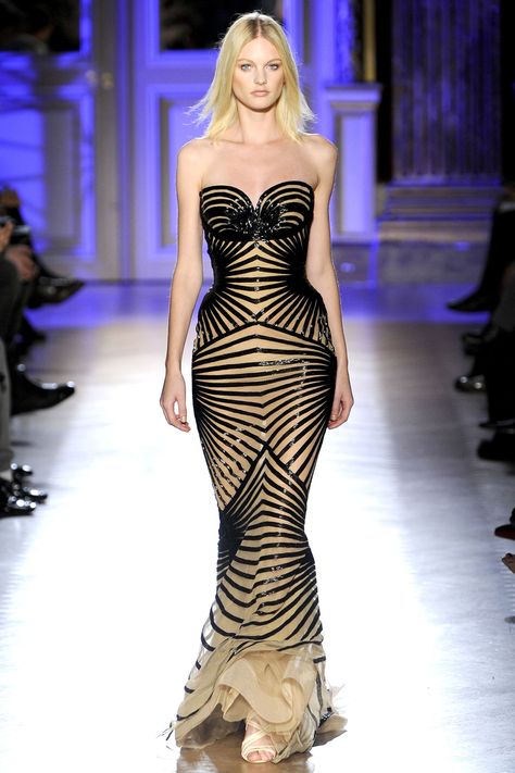 This is an example of curved lines, although it also has diagonal lines, because the lines loop up at the top and on the models stomach. Catwalk Couture, 2012 Couture, Zuhair Murad Haute Couture, Fantastic Fashion, Glam Dress, Clothes Art, Ellie Saab, Naeem Khan, Sequin Gown