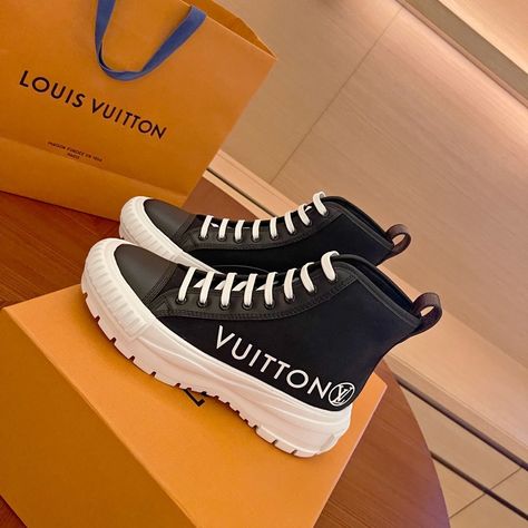 Louis Vuitton Shoes Women, Sneaker Louis Vuitton, White Gucci Shoes, Louis Vuitton Aesthetic, Zapatillas Louis Vuitton, Sneakers Louis Vuitton, Trending Shoes For Men, Louis Vuitton Nike, Louis Vuitton Shoes Sneakers