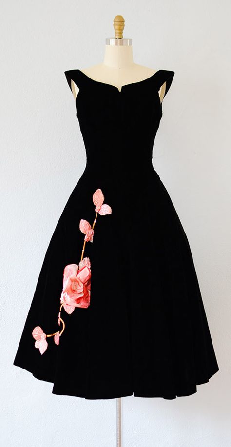 vintage 1950s dress | vintage 50s velvet dress #1950s #50sdress #vintage Vintage 1950s Dresses, Summer Cloth, Gaun Koktail, Black Dynamite, Dresses 50s, Mode Retro, Fun Clothing, 파티 드레스, Vintage Dresses 50s