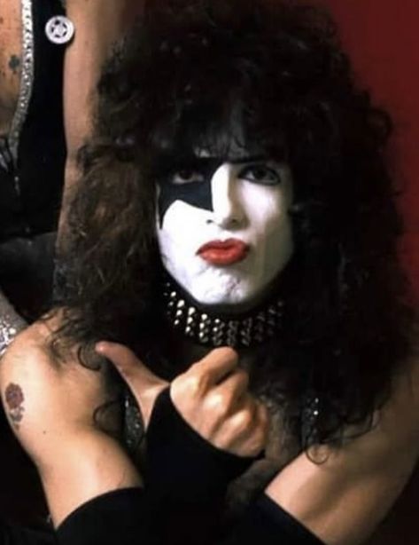 Paul Stanley 🤩 Banda Kiss, Paul Kiss, Eric Singer, Vinnie Vincent, Kiss Images, Eric Carr, Peter Criss, Kiss Army, Ace Frehley