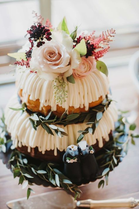 Boho Bundt Cake, Bundt Cake Tower, Wedding Bunt Cakes, Nothing Bundt Cakes Wedding Display, Dessert Tower Ideas, Bundt Cake Wedding Cakes, Bundt Cake Wedding Display, Nothing Bundt Cake Wedding, Decorated Bundt Cakes