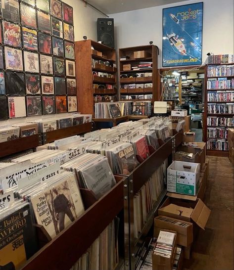 Record Shop Aesthetic Vintage, Movie Store Aesthetic, Retro Record Store, Vintage Record Store Aesthetic, Listing To Music Aesthetic, Vinyl Shop Aesthetic, Vinyl Store Aesthetic, Aesthetic Record Store, Record Shop Aesthetic