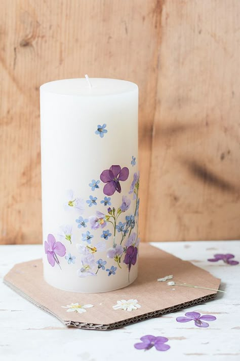 Pressed Flower Candles, Inexpensive Diy Gifts, Diy Gifts Cheap, Diy Gifts To Make, Diy Candles Homemade, Flower Candles, Flower Pressing, Pressed Flower Crafts, Fleurs Diy