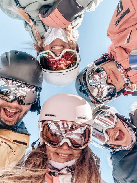 Skiing With Family Aesthetic, Skiing Family Photos, Ski Family Pictures, Family Ski Trip Aesthetic, Snowboarding Photoshoot, People Skiing, Ski Holiday Aesthetic, Ski Resort Photo Ideas, Ski Instagram