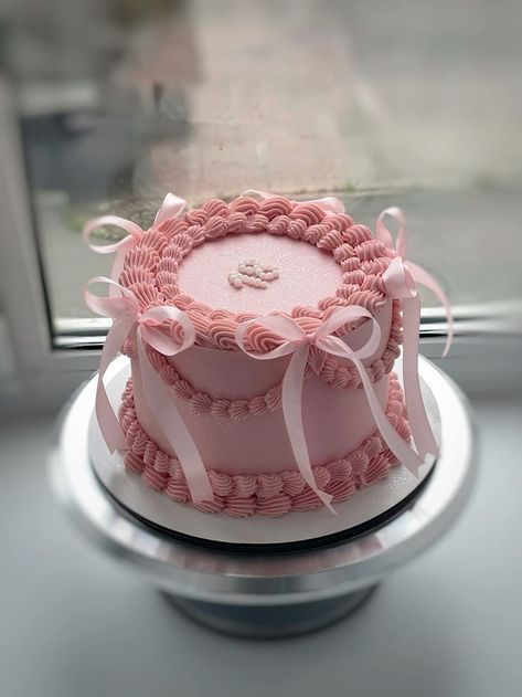 Small Vintage Cake, Tort Aesthetic, Cakes Aesthetic Vintage, Torte Aesthetic, Bday Cakes Aesthetic, Pink Birthday Cake Aesthetic, Pink Aesthetic Cake, Pink Bento Cake, Pink Cake Aesthetic