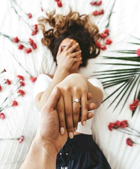 The Cutest Proposal Photos We Spotted That'll Just Make Your Day! Pre Wedding Shoot Ideas, Proposal Photos, Pre Wedding Poses, Pose Fotografi, 사진 촬영 포즈, Wedding Couple Poses, Wedding Photos Poses, Couple Photoshoot Poses, Couple Photography Poses