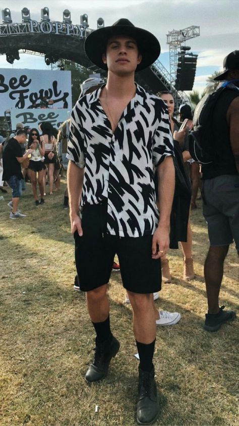 Men Outfits Coachella, Coachella Outfit Ideas 2023 Men, Male Festival Outfit Summer, Coachella 2023 Outfits Men, Boho Man Outfit, Cochella Outfits 2023 Men, Lollapalooza Outfit Ideas Men, Coachella Outfit Male, Festival Outfits Men Summer