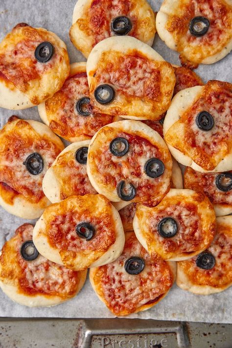 These homemade mini pizzas are so easy to make, using a 30 minute mini pizza dough recipe, and are the perfect lunchbox snacks. #minipizza #lunchboxsnacks #easypizza #30minutedough #pizzadough Mini Pizza Dough Recipe, Pizza Doigh, Mini Pizza Dough, Appitizer Ideas, Homemade Mini Pizzas, Tapas Ideas, Preppy Food, Lunchbox Snacks, Pizza Mini