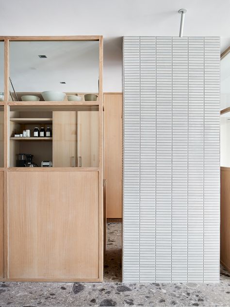 Darlinghurst Apartment by Hecker Guthrie Kit Kat Tiles, Hecker Guthrie, Gallery Aesthetic, Australian Interior Design, Interior Design Awards, Australian Architecture, Kitchen Shelf, Curated Design, Kit Kat