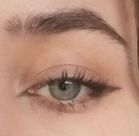 Light Brown Eyeshadow Looks, Pretty Grunge Makeup, Downward Eyeliner, Subtle Eyeliner, Eyeliner Light, Powder Eyeliner, How To Have Style, Membentuk Alis, Natural Eyeliner