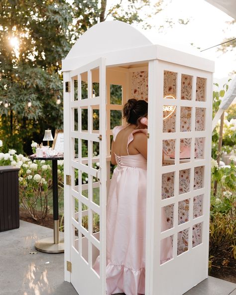 Can we talk about HOW CUTE that Photo Booth is?! And it’s a DIY.. shoutout to Cameron 🤠👏🏼 Venue: @thegriffinhouse Photo / Video: us :) + @xixesther Coordinator: @yourperfectbridesmaid Florist: @wrongnumberfloral DJ: @djcaseykay Catering / Bar: @thewaitstaffteam2014 Food trucks + apps: @ashwoodfired , Pepe’s Tacos, @the.crafted.palate Rentals: @ardeneventcollective Guestbook: @afterthetone.co HMUA: @styledbymattie @glow_by_clo Pet Chaperone + Pet Coordinator: @wagsandgarland Wedding Video Booth, Wedding Phone, Booth Diy, Craft Booth Display, Vintage Garden Wedding, Video Booth, Booth Wedding, Telephone Booth, Can We Talk