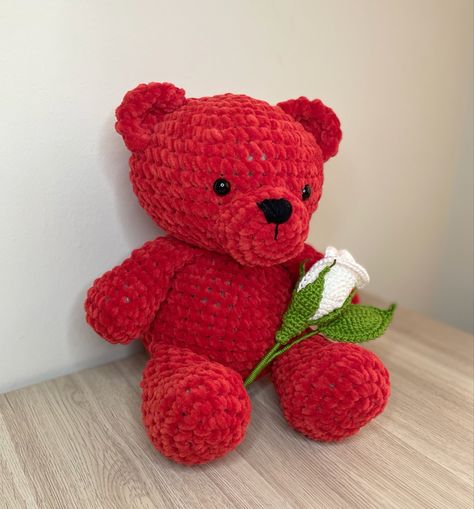 Oso en crochet, ideal para San Valentín Biker Photoshoot, Fun Crochet Projects, Crochet Ideas, Crochet Projects, Amigurumi, Teddy Bear, Crochet, Red, Color