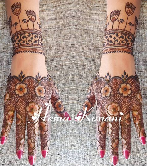 Stylish Mehndi Design on Instagram: “Henna Design By @hema_henna_artstudio  #henna #hennafun #hennaart #hennainspire #hennainspo #hennainspiration #hennainspired #hennadesign…” Finger Mehendi, Finger Mehendi Designs, Stylish Mehndi Design, Tato Henna, Mehndi Designs 2018, Legs Mehndi Design, Henna Art Designs, Bridal Henna Designs, Mehndi Design Pictures