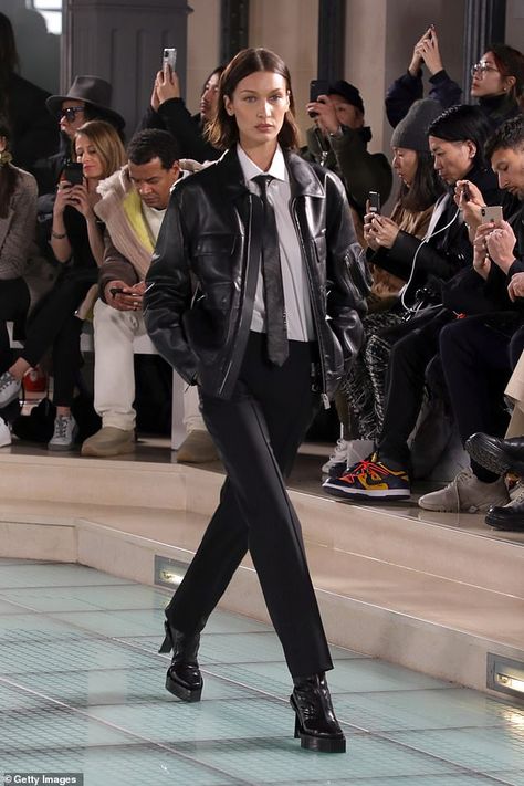 Androgynous chic: The model, 23, was sure to turn heads in her ensemble as she donned a bi... Bella Hadid Leather Jacket, Harry Clarke, Modeling Poses, Runway Fashion Couture, Bella Hadid Outfits, Model Lifestyle, Bella Hadid Style, Hadid Style, Model Inspo