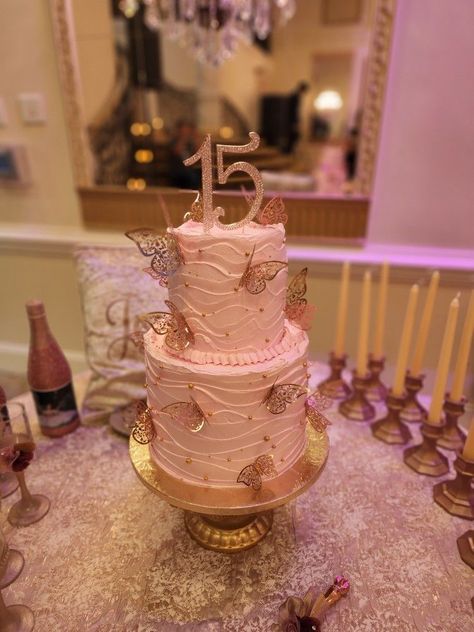 Essen, Pink Butterfly Quinceanera Cake, Pink And Gold Debut Theme, Sweet 16 Cake Butterfly, Butterfly 15 Theme Pink, Butterfly Rose Gold Cake, Light Pink Quinceanera Theme Cake, Cute Quince Cakes, Pink Xv Cake