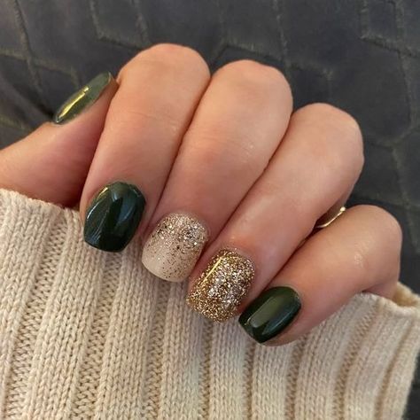 Simple Holiday Nails Acrylic Coffin, Acrylic Nail Designs Short Christmas, Gelish Nails Colors Designs, Winter 2023 Short Nails, December Nail Ideas Dip Powder, Trendy Nails Short Square Winter, Early Winter Nails 2023, Green And Gold Sns Nails, Holiday Nail Ideas 2023