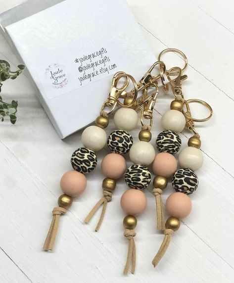 Make Keychain Diy, Bead Crafts To Sell, How To Make Beaded Keychains, Sublimation Keychain Ideas, Bead Keychain Ideas, Tassen Hanger, Keychains Diy, Diy Keychains, Wood Beads Diy