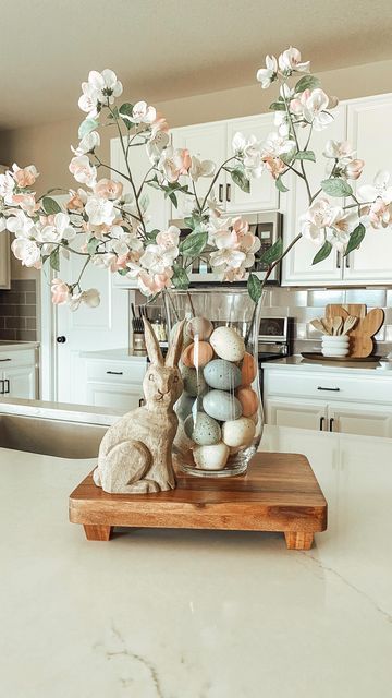 ♡ 𝗔𝘀𝗵𝗹𝗲𝘆 ♡ on Instagram: "Easter is one of my favorite holidays to decorate for! Who else? 🐰🌸 . . Linking some of these items in bio under “Shop My Home”. That little bunny was from Target last year, but I linked a similar one. Speckled Eggs: Hobby Lobby💕 . . . . #eastersgg #eastereggs #hobbylobby #easterbunny #easterdecor #eastertraydecor #bunnylove #easyeasterdecor #pastels #traystyling #eastertime" Vintage Spring Aesthetic, Classy Easter Decor, Easter House Decorations, Vintage Spring Wedding, Vintage Spring Decor, Spring Mantle Decor, Easter Table Centerpieces, Spring Mantle, Easter Crafts For Adults