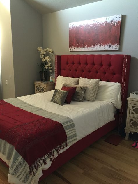 Red Upholstered Bed, Red Headboard, Red Room Decor, Red Apartment, Red Bedroom Design, Future Bedroom Ideas, Red Bedroom Decor, Red Bed, Living Room Wall Decoration