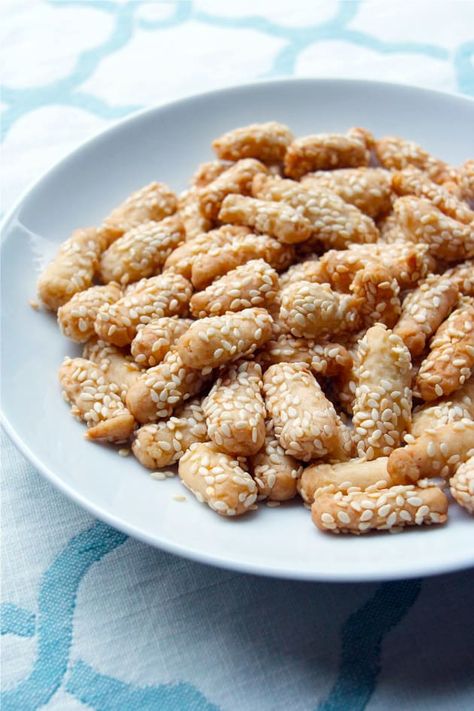 Sesame Sticks Recipe, Sesame Seed Crackers, Sesame Snacks, Sesame Crackers, Savory Cookies, Sesame Recipes, Sesame Seeds Recipes, Sesame Sticks, Hot Snacks