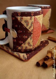 Mug Rug Patterns, Start Quilting, Winter Inspiration, Quilt Patchwork, Diy Disney, Quilted Gifts, Pretty Mugs, Mug Cozy, Small Sewing Projects