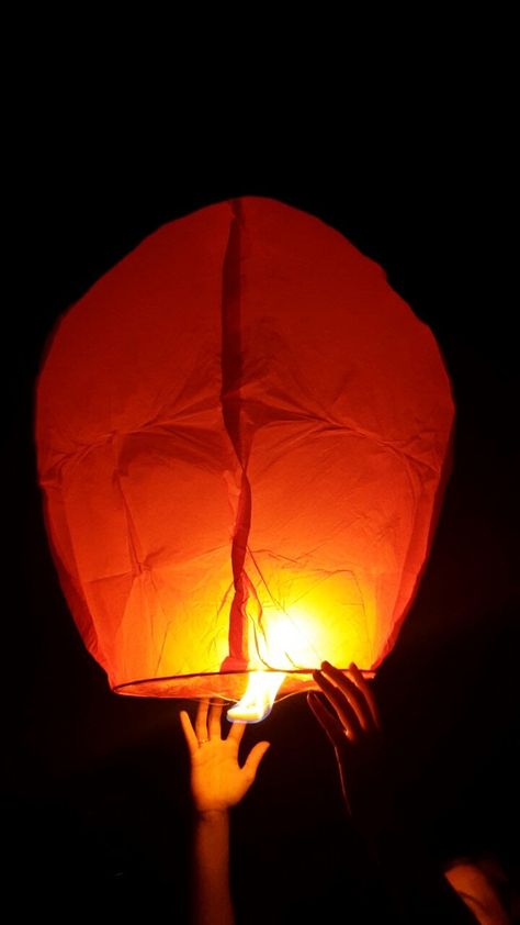 Sky Lamp For Diwali, Sky Lanterns Aesthetic, Diwali Asethic Pic, Diwali Fake Snap, Sky Lanterns Photography, Lantern Aesthetic, Lantern Photography, Diwali Photography, Fireworks Pictures