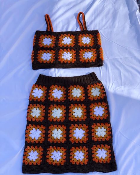 Crochet granny squares skirt and top Granny Square Crochet Outfit, Crochet Two Piece Set, Crochet Granny Square Skirt, Crochet Skirt And Top, Crochet Top And Skirt, Crochet Skirt Tutorial, Granny Square Skirt, Crochet Sets, Square Skirt