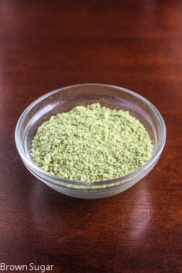 Spice Ideas, Herb Salt Recipe, Flavored Salt, Herb Salt, Salt Making, Basil Salt, Flavored Salts, Herb Recipes, Flavored Sugar