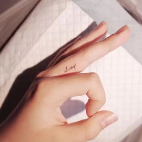 Tattoo Ideas Finger, Little Tattoo Ideas, 27 Tattoo, Finger Tattoo Ideas, Tiny Finger Tattoos, Cute Finger Tattoos, Tattoo Diy, Small Finger Tattoos, Finger Tattoo For Women