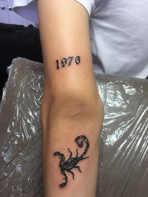 1976 and scorpion tattoo #tattoo #scorpio #scorpiontattoo #tattooideen Cool Little Tattoos, Tattoos Arm Mann, Tatuagem Masculina Pequena, Tattoo Diy, Tatoo Inspiration, Scorpion Tattoo, Cat Tattoos, Inspiration Tattoos, Small Tattoos Simple