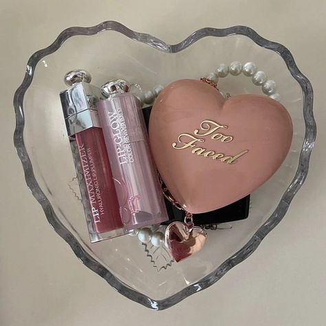 makeup lipstick coquette aesthetic pearls fashion red blush lipgloss soft aesthetic glitter too faced Dior Girl, Inspiration Tattoos, Face Aesthetic, Beauty Makeup Tips, Lip Glow, Miss Dior, Everything Pink, Old Money Aesthetic, Lip Plumper