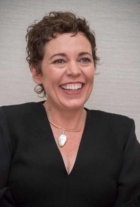 Olivia Coleman Short Hair, Fiona Shaw, Hp Fancast, Olivia Coleman, Curly Heads, Kickass Women, Grey Hair Styles, Curly Head, Olivia Colman