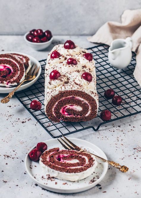 Black Forest Cake Roll (Vegan Swiss Roll) Vegan Swiss Roll, Swiss Roll Cake Recipe, Yule Log Cake Recipe, Roll Cake Recipe, Yule Log Recipe, Chocolate Roll Cake, Cheesecake Vegan, Yule Log Cake, Swiss Roll Cake