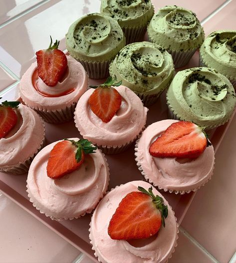 Matcha Cake Pops, Strawberry Cupcake Aesthetic, Cupcake Ideas Aesthetic, Strawberry Matcha Cupcakes, Cupcake Decorating Ideas Aesthetic, Cupcake Designs Aesthetic, Cupcake Inspo Aesthetic, Aesthetic Cupcake Ideas, Strawberry Cupcakes Aesthetic