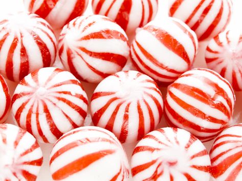 Peppermint Oil Uses, Peppermint Oil Benefits, Crushed Peppermint, Peppermint Ice Cream, Sugar Scrub For Face, Candy Balls, Body Scrub Recipe, Peppermint Scent, Peppermint Sticks