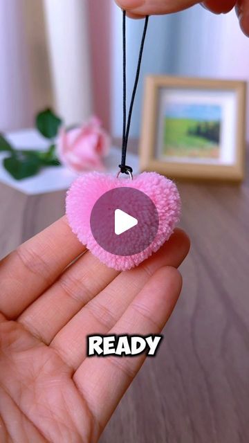 Diy Heart Keychain, Wool Crafts Diy Decoration, Handmade Keychain Ideas, Keychain Ideas Diy, Paper Keychain, Heart Diy Crafts, Wool Keychain, Couronne Diy, Keychain Making