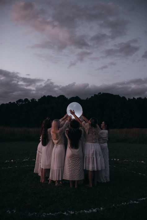 Sapphic Witch Aesthetic, Witchy Retreat, Midsommar Photoshoot, Witch Coven Aesthetic, Good Witch Aesthetic, Sisterhood Aesthetic, Witchy Cottagecore Aesthetic, Midsommar Aesthetic, Coven Aesthetic