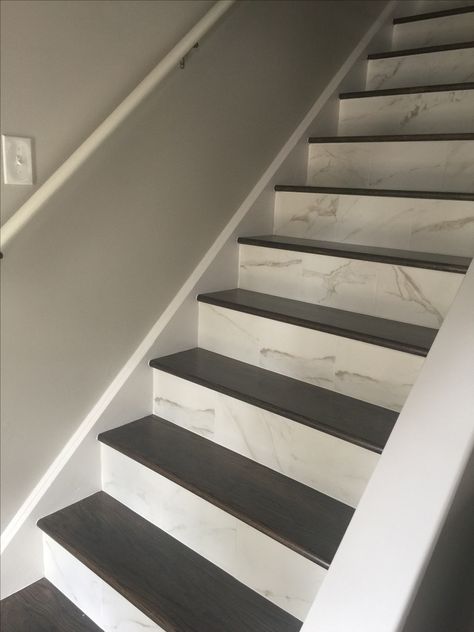 Marble look porcelain tiled stair risers. Stairs Tiles Design, Stair Railing Makeover, Tiled Staircase, Design Stairs, Metal Stair Railing, درج السلم, Guest Bedroom Remodel, Stair Makeover, Staircase Design Modern