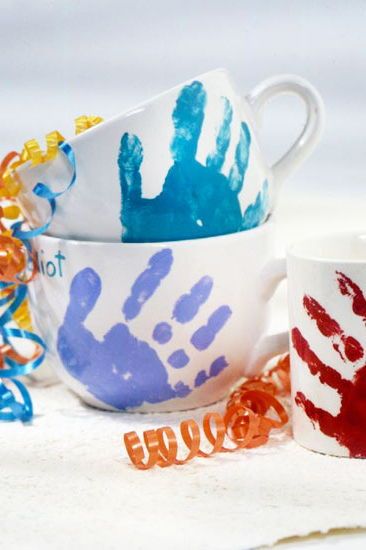 Handprint Mug, Gifts For Dad From Baby, Coffee Cup Crafts, Coffee Mug Crafts, Diy Father's Day, Homemade Fathers Day Gifts, Painted Coffee Mugs, Diy Gifts For Dad, Mug Crafts