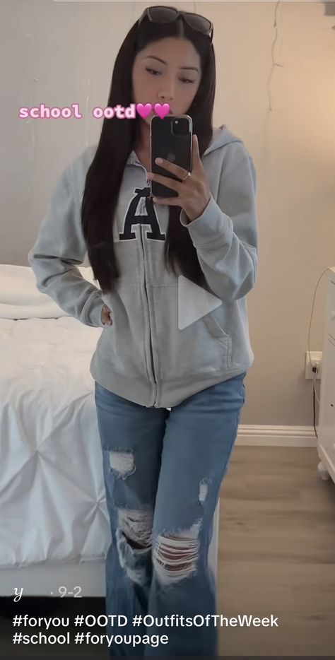 Outfits With Gap Hoodie, Gap Sweater Outfit, Hispanic Outfits, Latina Fits, Ripped Jeans Outfit, Everyday Fits, Gap Hoodie, Latina Fashion Outfits, Latina Fashion