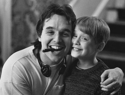 Director Chris Columbus and Macaulay Culkin behind the scenes of 'Home Alone' (1990) Macaulay Culkin Home Alone, Home Alone 1990, John Hughes Movies, Home Alone Movie, Chris Columbus, Macaulay Culkin, John Hughes, Funny Films, Holiday Movie