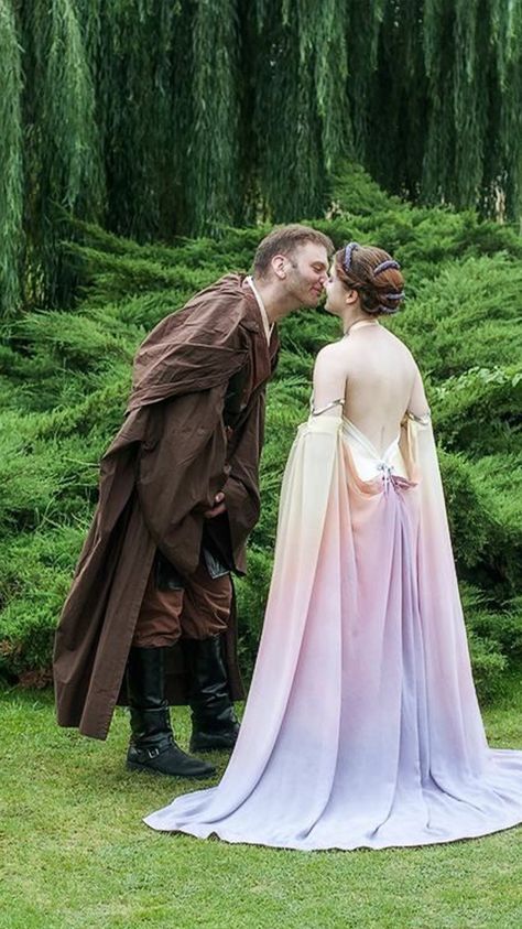 Padme Inspired Wedding Dress, Star Wars Wedding Theme, Couple Cosplay, Star Wars Wedding, Padme Amidala, Star Wars Outfits, Star Wars Costumes, Amazing Cosplay, Star Wars Characters