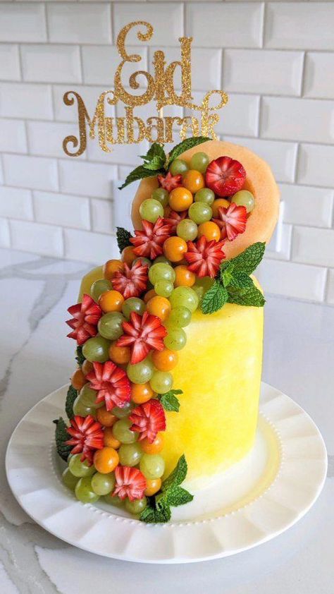 #SeasonalFruitDiscoveries Fruit Tray Designs, Fruit Tables, Fruit Tower, Fruit Cake Design, Easy Fruit Salad Recipes, Fruit Decoration, Dessert Original, Fruit Salad Easy, Decorações Com Comidas