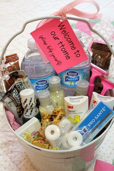 Guest Room Baskets, Guest Welcome Baskets, Guest Basket, Cozy Guest Room, Guess Room, Guest Room Essentials, Cozy Guest Rooms, Welcome Basket, Welcome Baskets