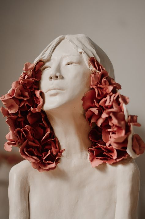 Sculpture With Flowers, Ceramic Bust, Chuck Palahniuk, Goddess Sculpture, Sculpture Art Clay, Hair Upstyles, Feather Crafts, Pottery Crafts, Portrait Sculpture